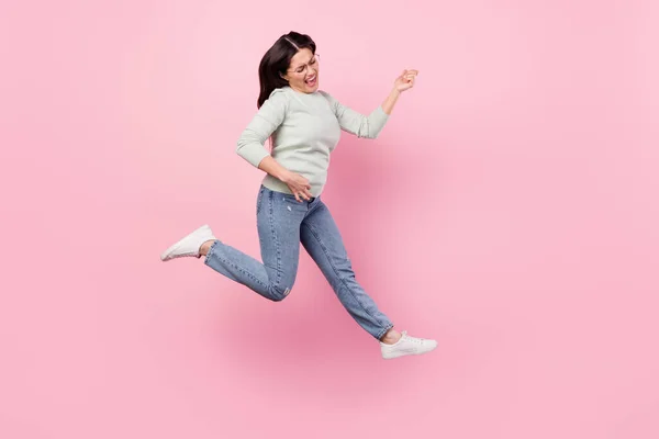 Full längd foto av funky glad ung kvinna hoppa upp spela föreställa gitarr isolerad på rosa färg bakgrund — Stockfoto