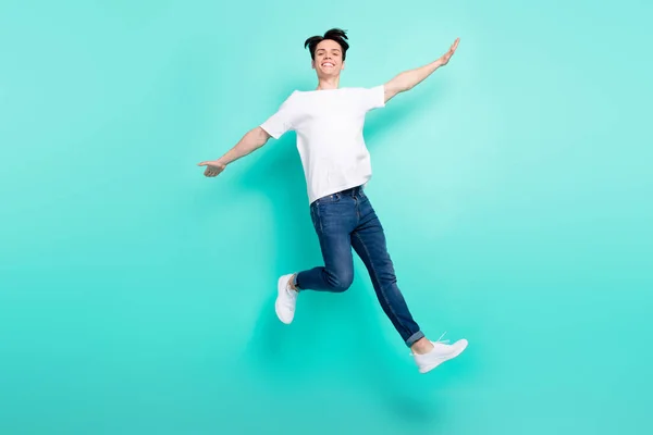 미녀 미녀가 점프하는 젊은 남자의 전체 사이즈 사진 티셔츠를 입고 신발 배경에 고립 — 스톡 사진
