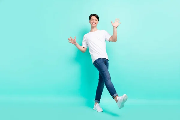 Comprimento total tamanho do corpo foto cara alegre em branco t-shirt dançando na festa feliz isolado cor turquesa vívida fundo — Fotografia de Stock