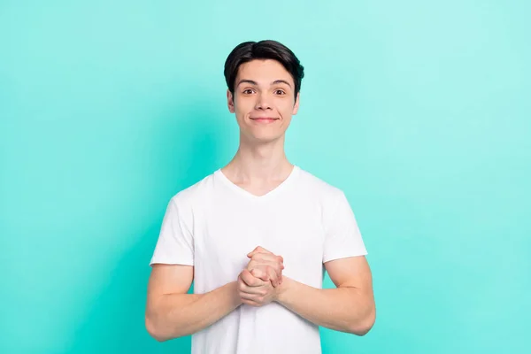 Foto di divertente bruna acconciatura giovanissima ragazzo tenere le mani indossare bianco t-shirt isolato su vibrante colore verde acqua sfondo — Foto Stock