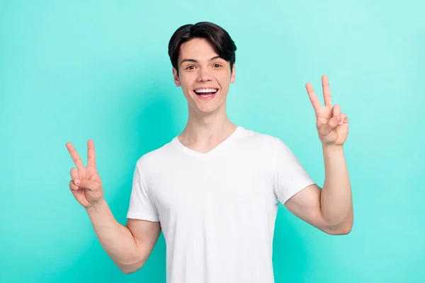 Fotoporträt junger Kerl trägt weißes T-Shirt mit V-Zeichen Geste isoliert helle Tealfarbe Hintergrund — Stockfoto