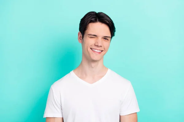 Fotoporträt junger Kerl trägt weißes T-Shirt zwinkernd blinkt isoliert helle Tealfarbe Hintergrund — Stockfoto