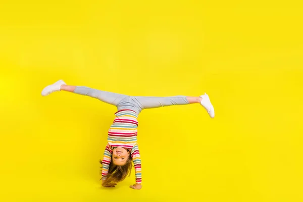 フルボディ写真の幸せな若いですかなりファンキー女の子作る手作り良い気分孤立した上の黄色の色の背景 — ストック写真