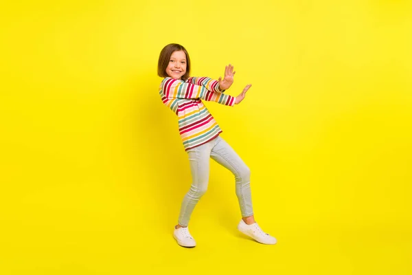 Foto de tamaño completo de divertido peinado corto niña ropa de danza pantalones aislados en el fondo de color amarillo — Foto de Stock