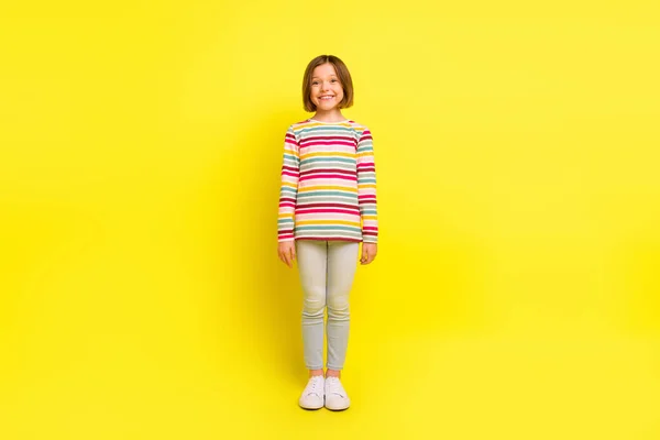 Volledige lichaam foto van charmante gelukkig aantrekkelijk meisje goed humeur glimlach schattig geïsoleerd op glans geel kleur achtergrond — Stockfoto