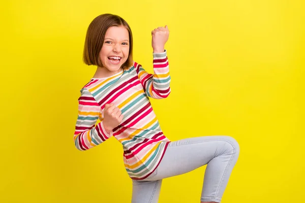 Profil zdjęcie zdumiony krótkie włosy mała dziewczyna ręce pięści krzyczeć nosić kolorowe koszulki izolowane na żywy żółty kolor tła — Zdjęcie stockowe