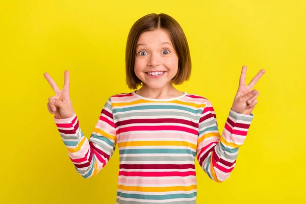 Foto de alegre chica atractiva positiva hacer dedos dos v-signos sonrisa aislada en el fondo de color amarillo — Foto de Stock