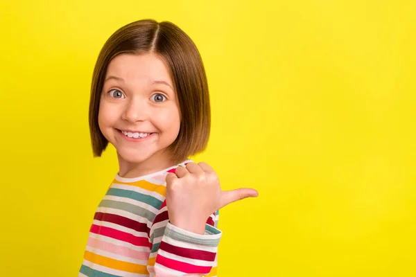 Foto Porträt kleines Mädchen trägt gestreiftes Hemd zeigt Kopierraum Daumen lächelnd glücklich isoliert helle gelbe Farbe Hintergrund — Stockfoto