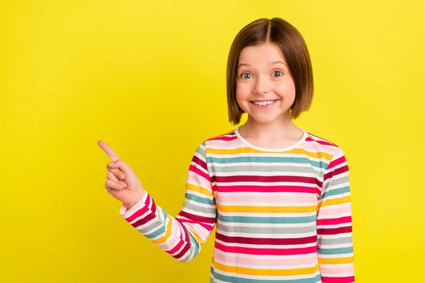 Foto di felice allegra giovane ragazza punto dito vuoto pubblicizzare isolato su sfondo di colore giallo — Foto Stock