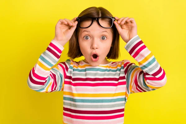 Foto ritratto bambina stupito indossando occhiali scioccato bocca aperta isolato vibrante colore giallo sfondo — Foto Stock
