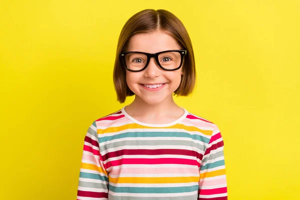Foto di felice bello positivo piccola ragazza sorriso buon umore usura unglass isolato su lucentezza colore giallo sfondo — Foto Stock