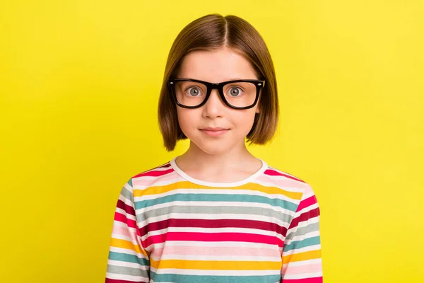 Foto di adorabile giovane carina ragazza indossare occhiali viso affascinante intelligente isolato su sfondo di colore giallo — Foto Stock