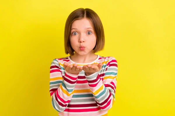 Fotografie okouzlující mladé šťastné pozitivní dívka poslat vzdušný polibek vám ruku roztomilý obličej izolované na žlutém pozadí — Stock fotografie
