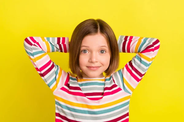 Вид зверху над кутом зору маленької щасливої милої дівчинки посмішка розслабляє вихідні ізольовані на жовтому кольоровому фоні — стокове фото