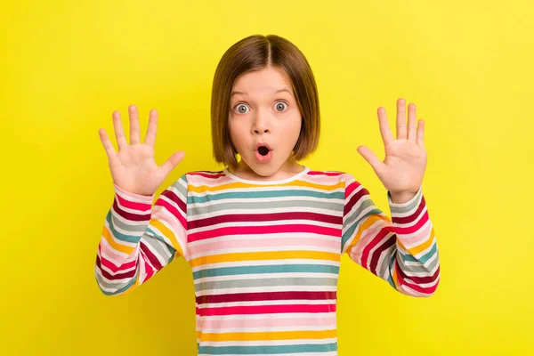 Foto retrato menina em com penteado bob mostrando dez dedos espantado isolado vívido cor amarela fundo — Fotografia de Stock