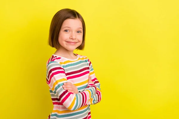 Foto retrato niña con peinado bob usando ropa casual aislado vívido color amarillo fondo — Foto de Stock