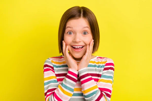 Foto ritratto bambina in con bob acconciatura sorridente stupito toccante guance isolato vivido colore giallo sfondo — Foto Stock