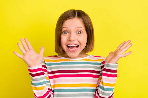 Foto de jovem menina feliz surpreendido presente chocado bom humor presente isolado no fundo de cor amarela — Fotografia de Stock