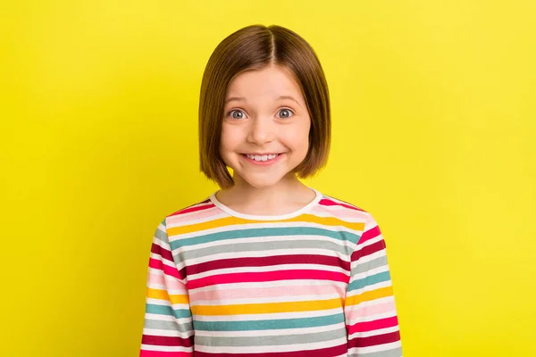 Foto retrato niña con peinado bob sonriendo feliz aislado vívido color amarillo fondo — Foto de Stock