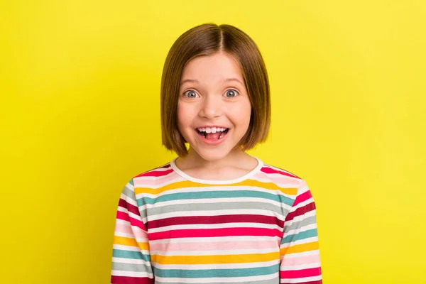 Foto von charmant glücklich positive kleine Mädchen gute Laune Lächeln Gesicht isoliert auf Glanz gelbe Farbe Hintergrund — Stockfoto