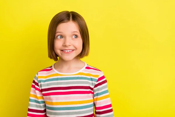 Foto portrét holčička v pruhované oblečení s úsměvem vypadající copyspace izolované jasně žluté barvy pozadí — Stock fotografie
