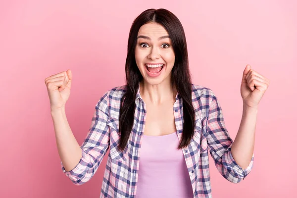 Porträtt av attraktiv glad flicka glädje att ha kul isolerad över rosa pastell färg bakgrund — Stockfoto