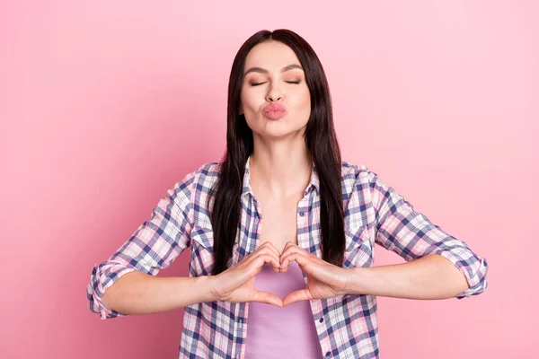 Fénykép az édes fiatal Y-generációs hölgy show szív kopott kockás ing elszigetelt rózsaszín színű háttér — Stock Fotó