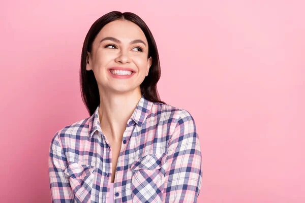 Portrét atraktivní sebevědomé veselá dívka dobrá nálada kopírovat prostor izolovaný přes růžové pastelové barvy pozadí — Stock fotografie