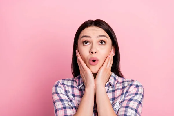 Retrato de la encantadora chica asombrada con camisa a cuadros buscando labios de puchero espacio de copia aislado sobre fondo de color pastel rosa — Foto de Stock