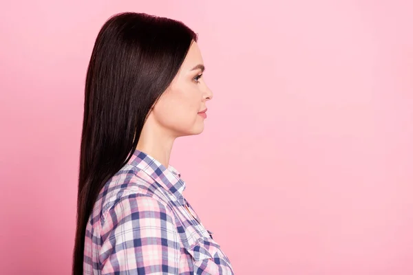Perfil vista lateral retrato de chica de contenido encantador con espacio de copia de camisa a cuadros aislado sobre fondo de color pastel rosa —  Fotos de Stock