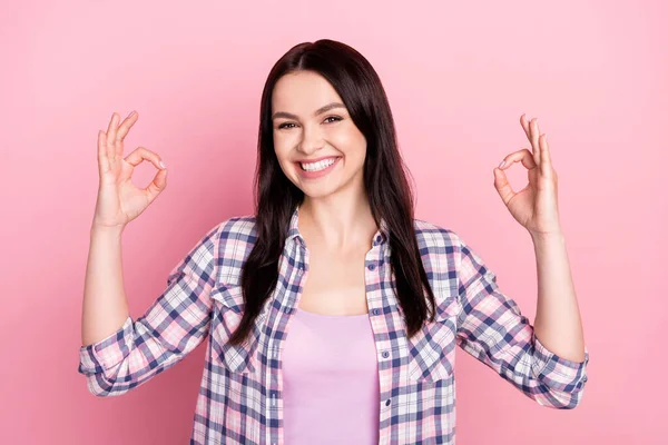 Portrét atraktivní radost veselá dívka ukazující dvojité ok-sign reklama izolované přes růžové pastelové barvy pozadí — Stock fotografie