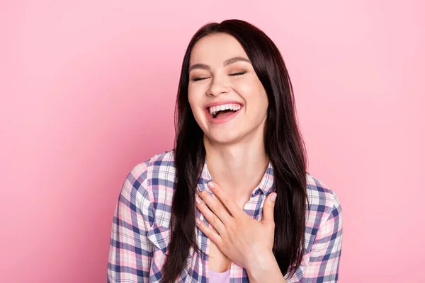 Foto-Porträt von Mädchen lachende Hand auf Brust isoliert auf pastellrosa Hintergrund — Stockfoto