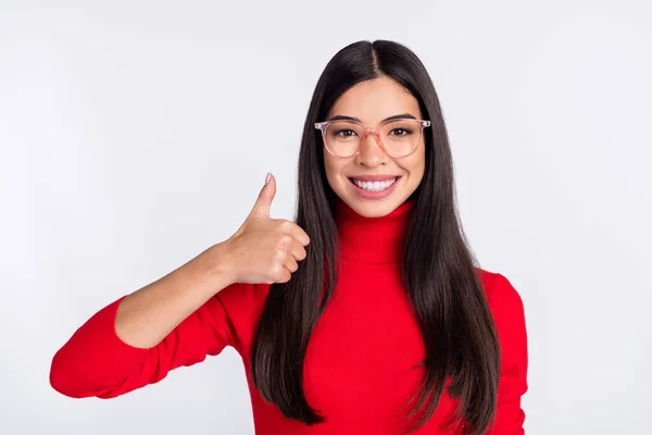 Foto di felice allegra bella bella ragazza asiatica in occhiali mostrando pollice-up isolato su sfondo di colore grigio — Foto Stock