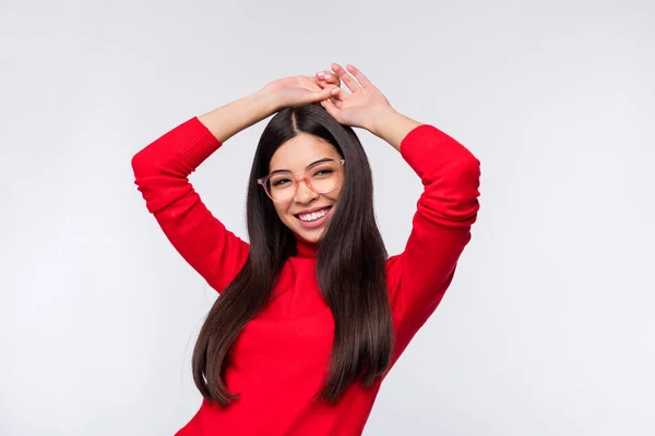 Foto van gelukkig charmant glimlachen goed humeur meisje genieten van dansen plezier geïsoleerd op grijze kleur achtergrond — Stockfoto