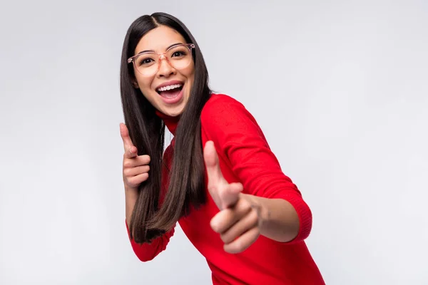 Foto di felice eccitato buon umore donna asiatica in occhiali punta dita della fotocamera isolato su sfondo di colore grigio — Foto Stock