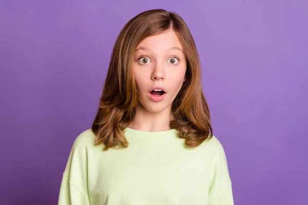 Foto de niña de la escuela sorprendida sorprendida sorprendida noticias falsas novedad aislada sobre fondo de color púrpura — Foto de Stock