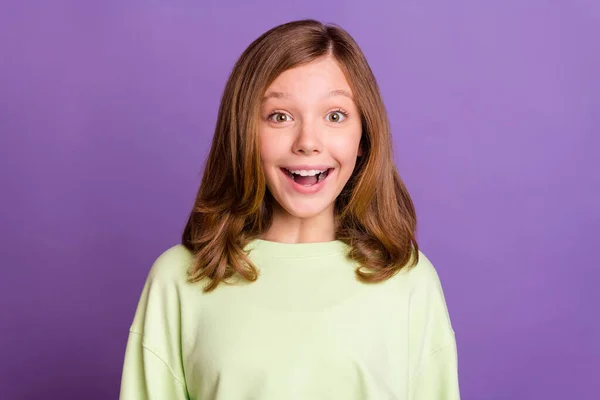 Fénykép a fiatal izgatott kislány boldog pozitív mosoly meglepett sokk hír eladás elszigetelt felett lila színű háttér — Stock Fotó