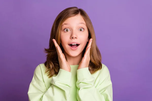 Φωτογραφία από το νεαρό κορίτσι σχολείο έκπληκτος ενθουσιασμένος χαρούμενος χαμόγελο ειδήσεις πώληση απομονωμένη πάνω από μωβ φόντο χρώμα — Φωτογραφία Αρχείου