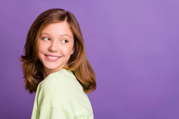 Perfil lateral foto de jovem atraente menina pré-adolescente feliz sorriso positivo curioso olhar espaço vazio isolado sobre cor roxa fundo — Fotografia de Stock