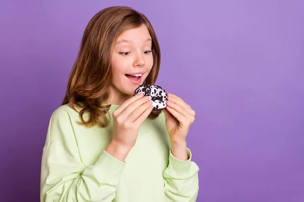 Profiel zijkant foto van jong aantrekkelijk meisje wilt smakelijke donut koekjes geïsoleerd eten over paarse achtergrond — Stockfoto