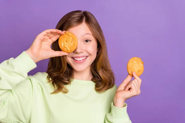 Foto van jong schoolmeisje gelukkig positief glimlach close eye cookies funky lekker eten geïsoleerd over violette kleur achtergrond — Stockfoto