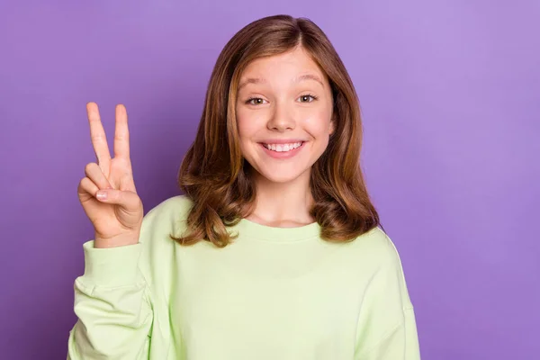 Foto de menina alegre feliz sorriso positivo mostrar paz fresco v-sign Olá isolado sobre cor violeta fundo — Fotografia de Stock