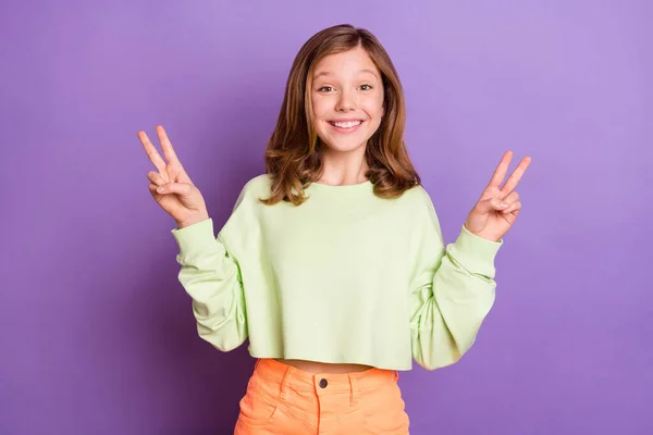 Foto av ung upphetsad flicka glad positiv leende visa fred cool v-tecken hälsningar isolerade över violett färg bakgrund — Stockfoto