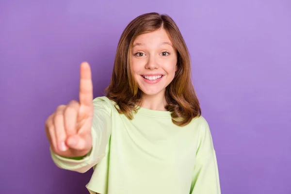 Foto da jovem menina pré-adolescente feliz sorriso positivo mostrar um número de contagem de dedos isolado sobre fundo cor violeta — Fotografia de Stock