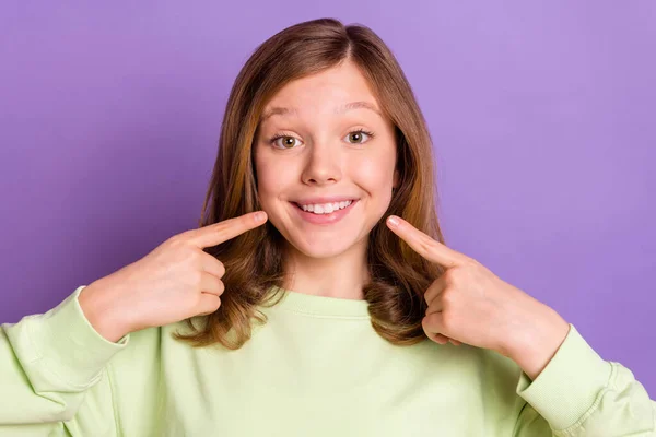 Zdjęcie młodej wesołej dziewczyny szczęśliwy pozytywny uśmiech punkt palce zęby stomatologia izolowane nad fioletowym tle koloru — Zdjęcie stockowe