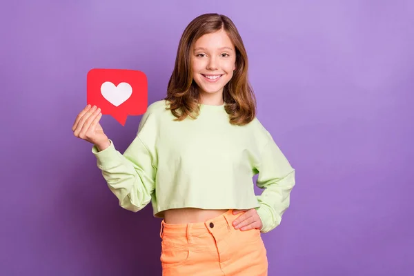 若い女の子の写真幸せな正笑顔ショー反応アイコンハートクリック広告隔離された上に紫色の背景 — ストック写真