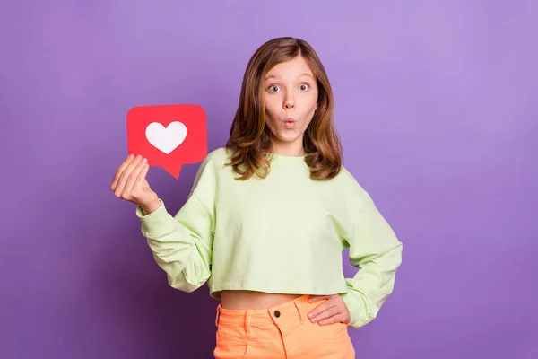 Foto de menina feliz sorriso positivo surpreendido comentário repost popular surpreso como isolado sobre fundo cor violeta — Fotografia de Stock