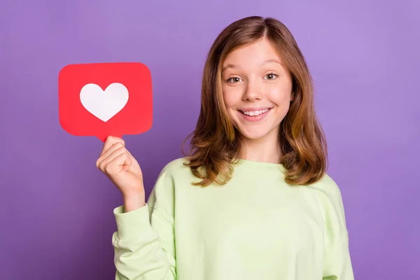 Foto da menina feliz sorriso positivo mostrar ícone de reação como repost clique coração isolado sobre fundo cor violeta — Fotografia de Stock