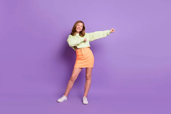 Foto em tamanho completo de jovem atraente menina feliz sorriso positivo se divertir dança isolada sobre fundo cor violeta — Fotografia de Stock