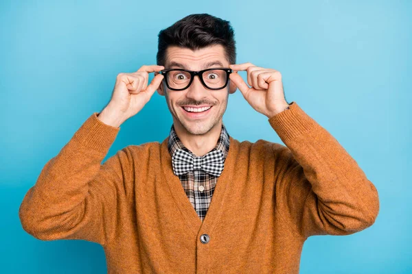 Foto von erstaunt fröhlichen jungen Mann beeindruckt Brille halten Finger isoliert auf pastellblauem Hintergrund — Stockfoto